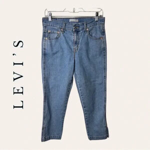 0017W. LEVI’S‎ CAPRIS SLIT ON SIDE LIGHTER WASH SIZE 6